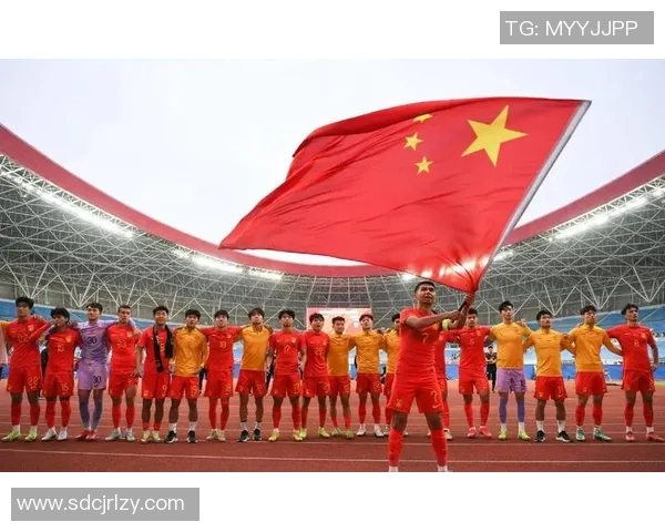 足球明星热情欢迎新队友展现团结精神与友谊魅力 足球明星热情欢迎新队友展现团结精神与友谊魅力